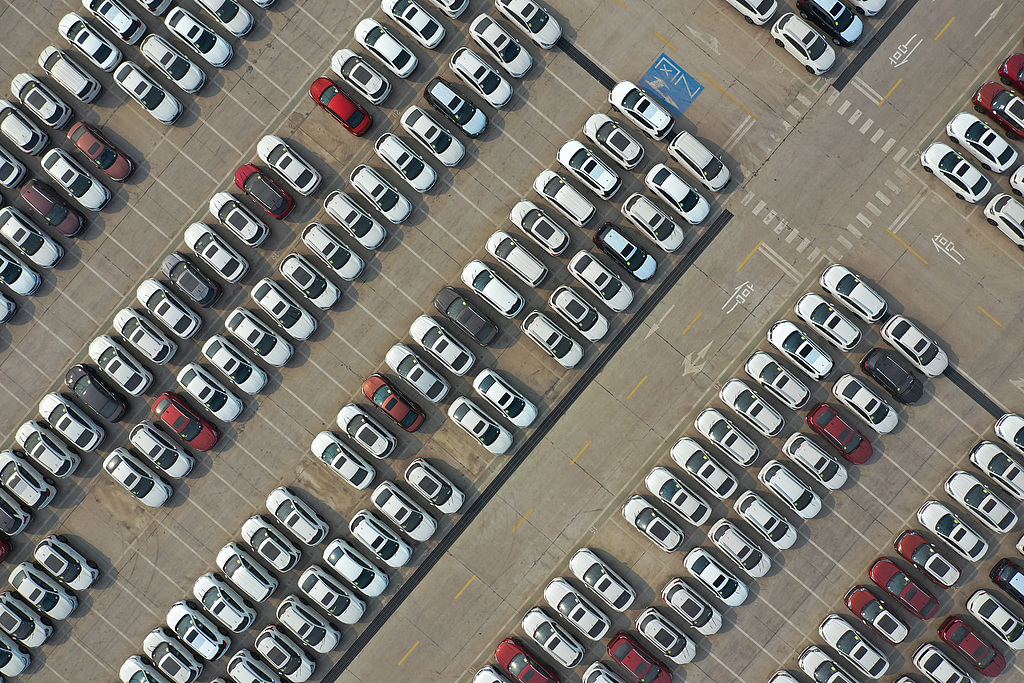 February Auto Market Up Nearly 30% as Luxury Brands Slip