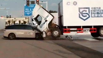 Comment immediately | Is the safety topic that users are concerned about really "car hitting truck"?