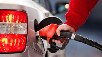 Gas prices are dropping tonight! Filling up your tank will save you 2.5 yuan.