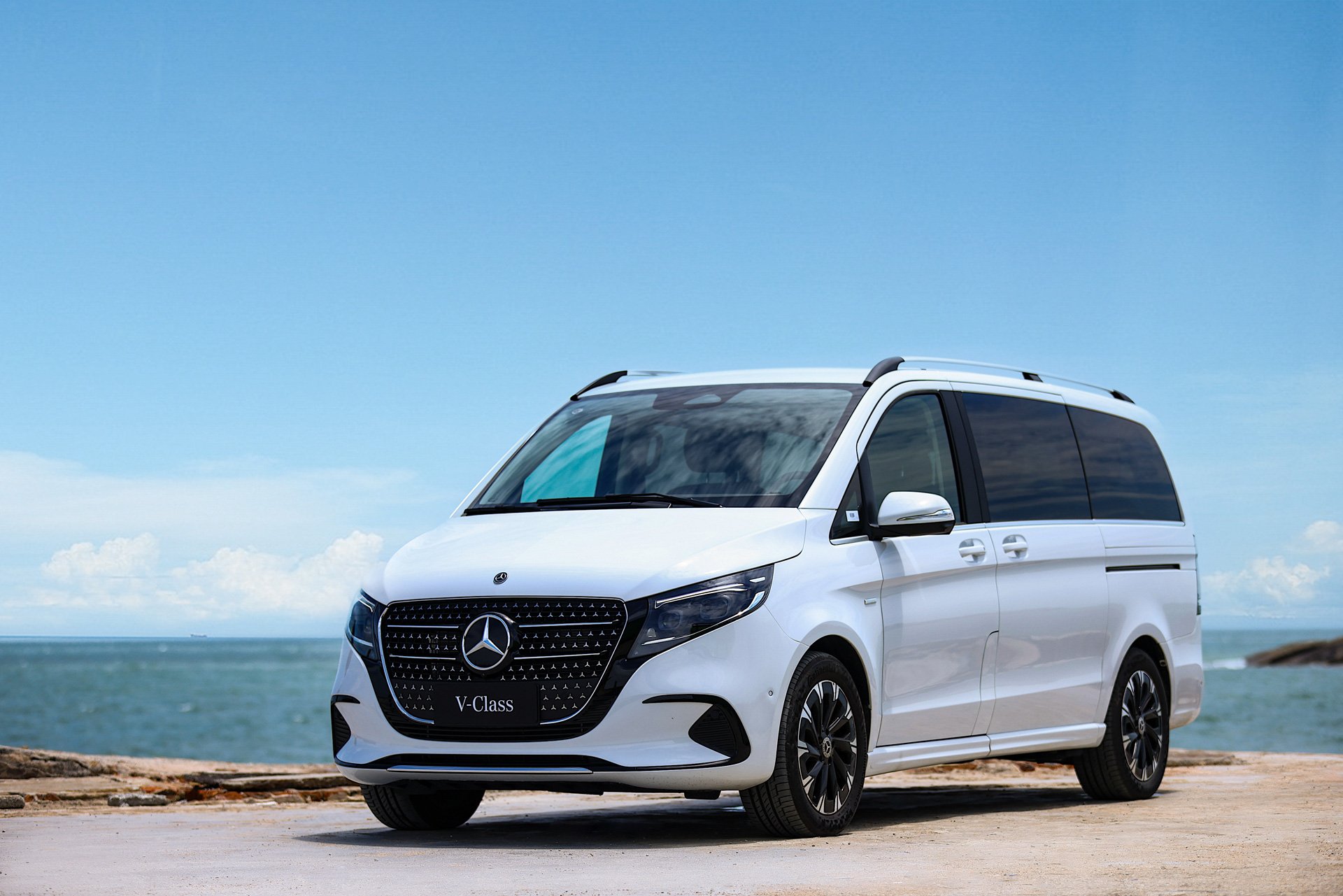 The luxurious dual-purpose vehicle, suitable for both business and family, has arrived as the upgraded new generation of the Mercedes-Benz V-Class MPV.