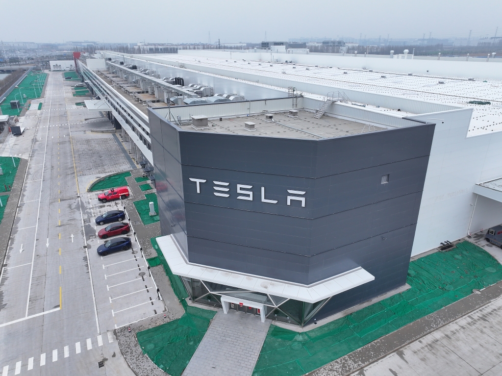 Tesla's Shanghai factory is reported to produce new models, reducing costs by 20% to secure the Chinese market
