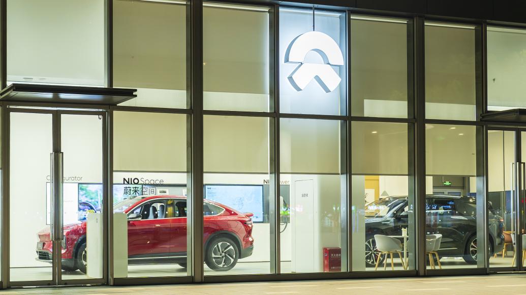 NIO reported a net loss of 4.5 billion yuan in the second quarter and plans to launch its third brand, "Firefly," next year.