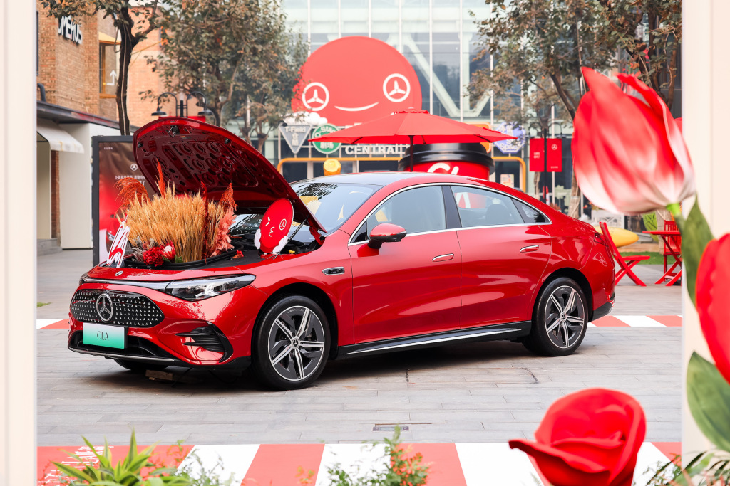 Mercedes-Benz Tests a Looser Launch Format for Younger Buyers