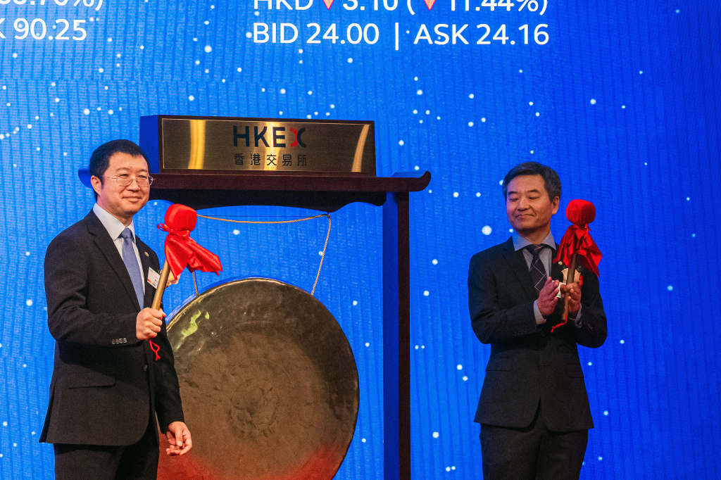 In the race to become the first publicly listed Robotaxi company, Pony.ai and WeRide both saw their Hong Kong-listed shares fall by more than 9% on their first day of trading.