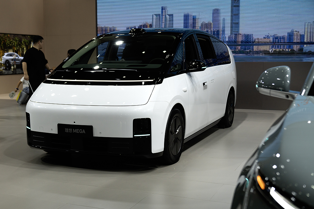 Li Auto's Q3 revenue dropped by 30%: the MEGA recall impacted gross profit by over 1.1 billion yuan; the company aims to regain its leading position in the range-extended electric vehicle market next year.