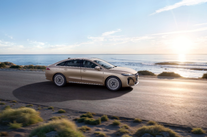 The long-range mid-to-large sedan starts at 85,800 yuan, and the Roewe M7DMH focuses on the "great beauty" of life.