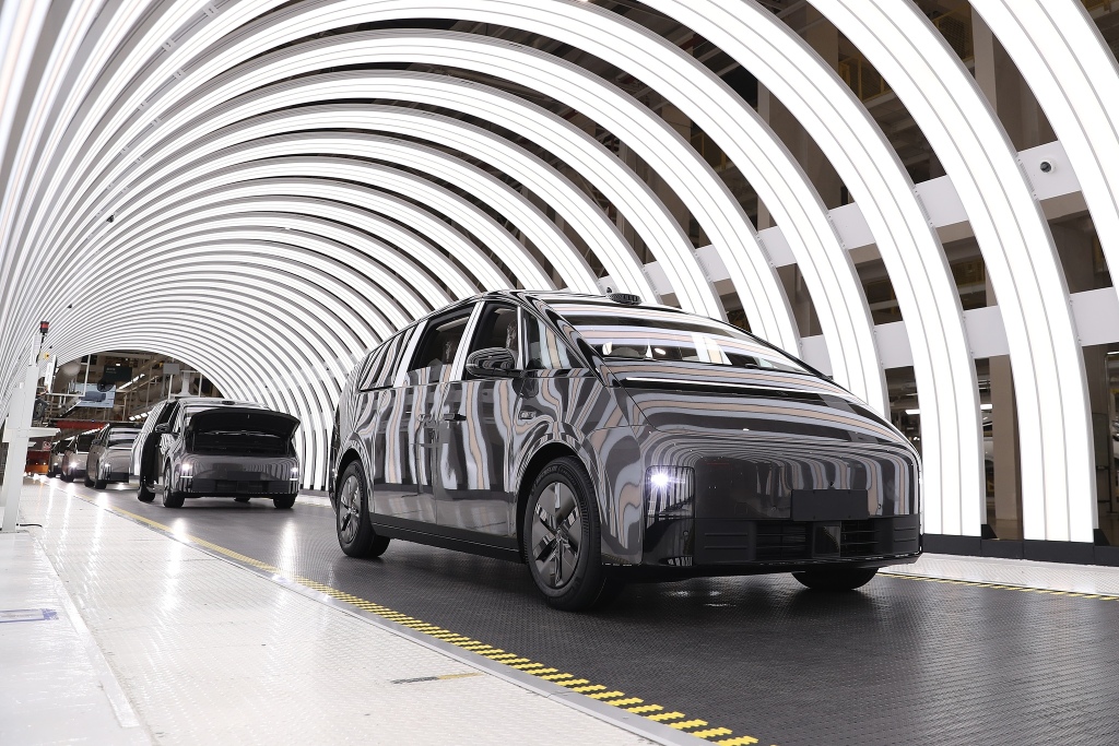 Li Auto's three-year profit miracle has been shattered, prompting Li Xiang to reflect on why he has become "a worse version of himself."