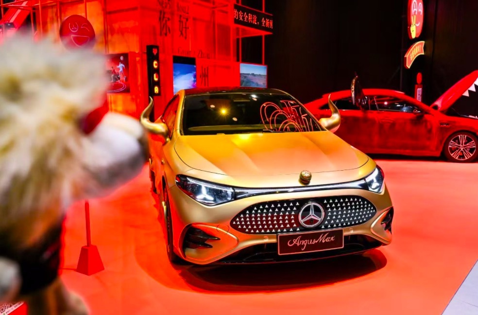 Only Mercedes can surpass Mercedes; the three-pointed star emblem arrives at the Guangzhou Auto Show with 25 world records.