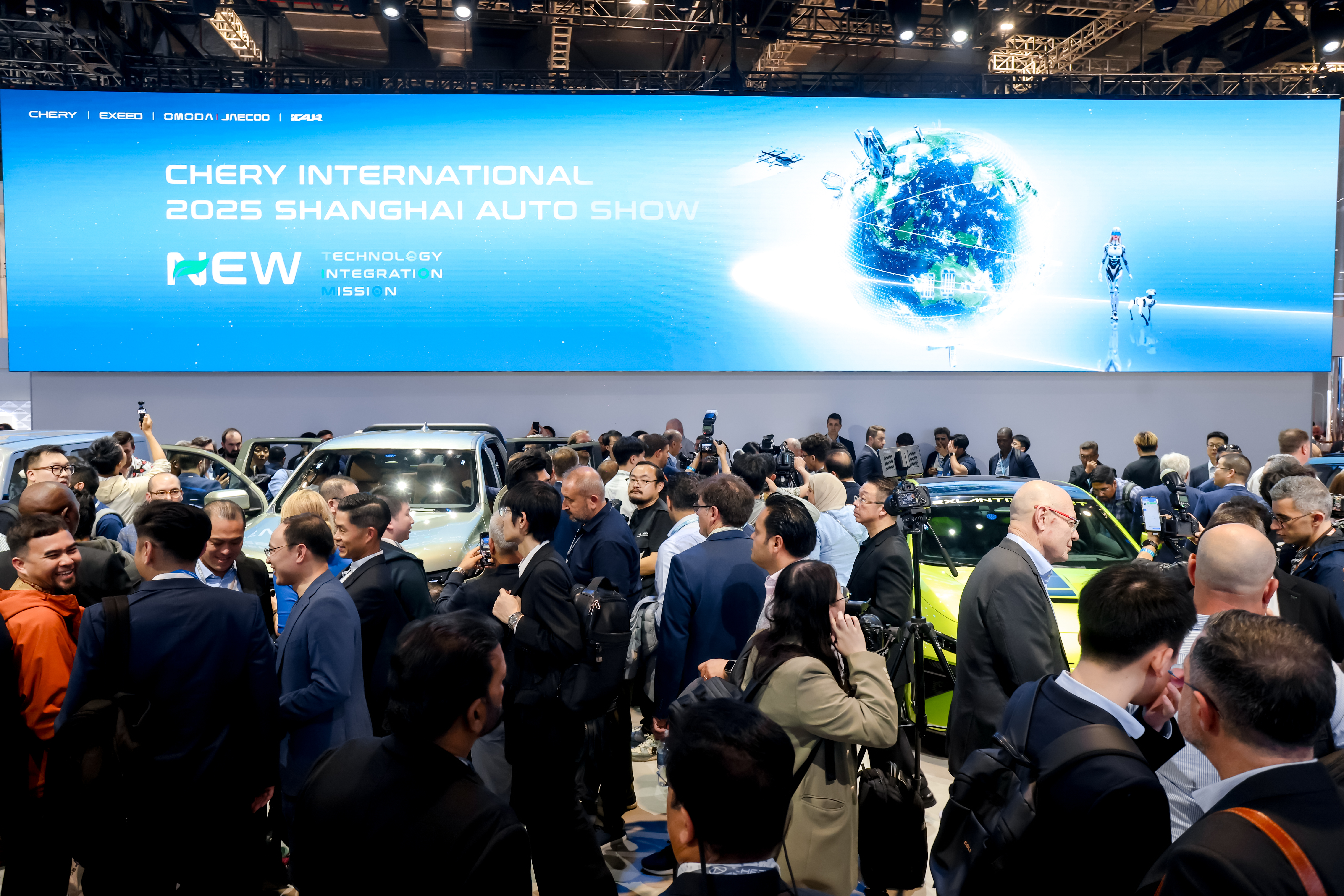 What secrets are hidden at the Chery booth where 5,000 foreigners gathered?