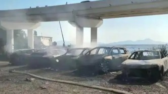 The fire in the Avita car ignited several nearby cars. The relevant departments are investigating the cause of the fire.