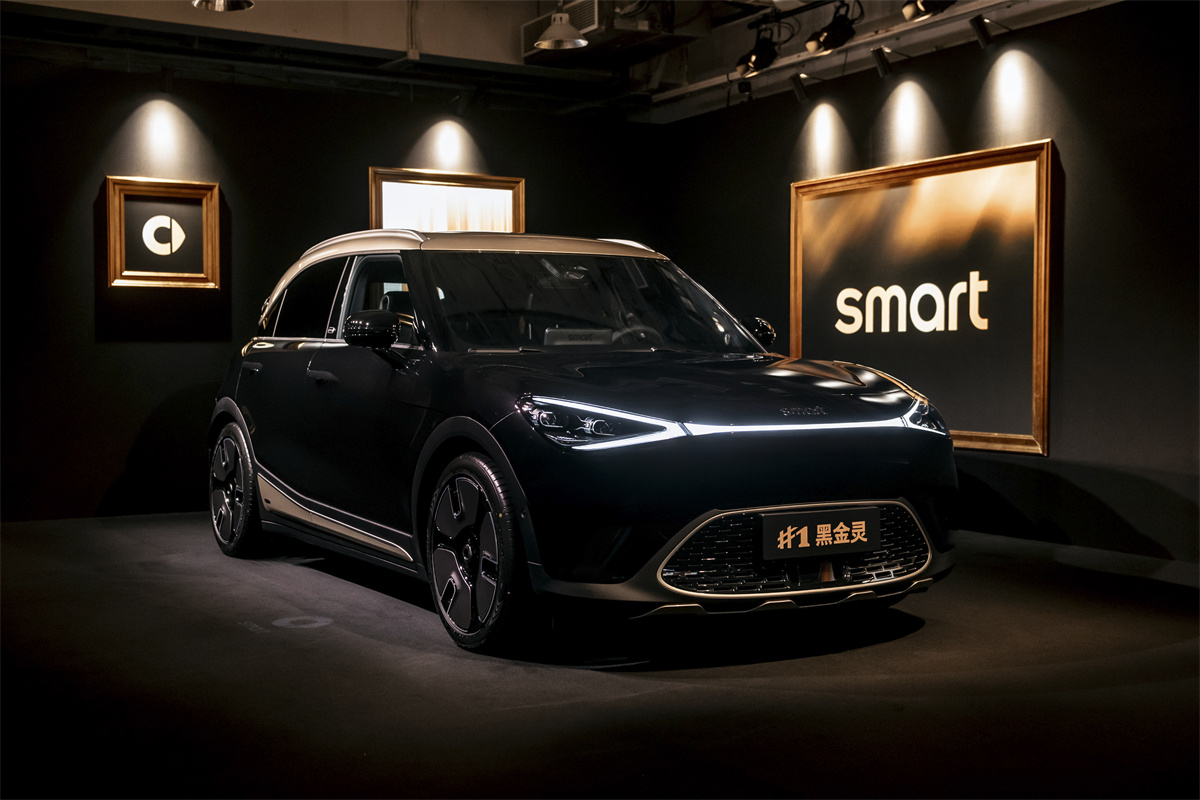 Inspired by coffee foam, smart has a black and gold tone this time