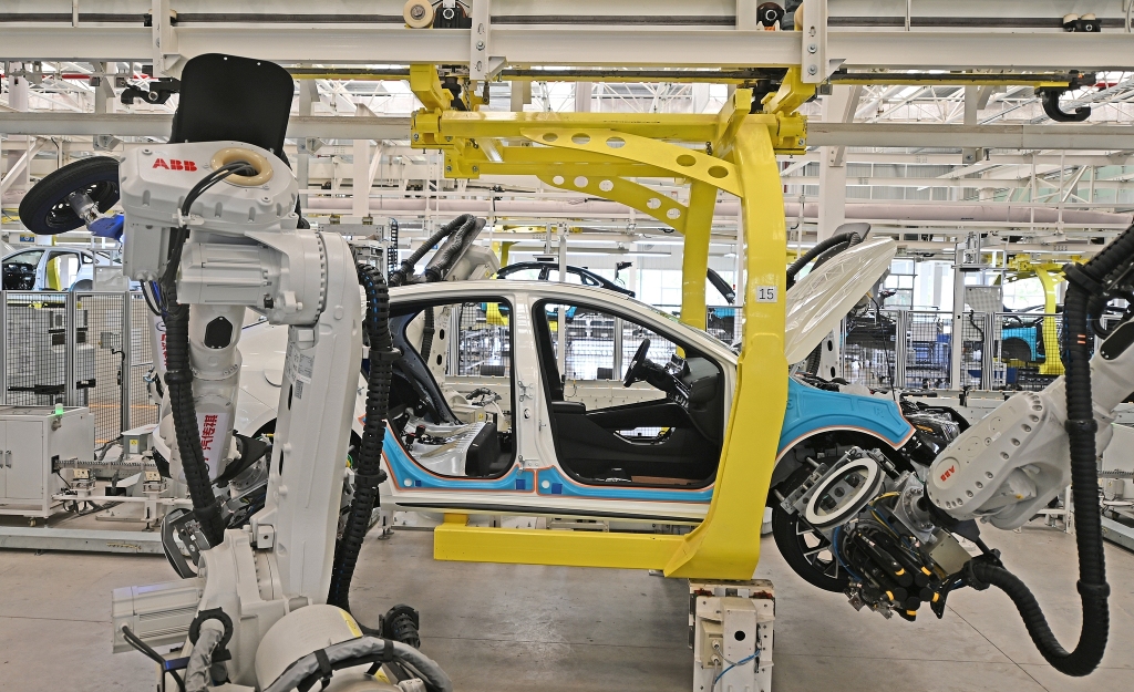 March Auto Sales Hit Decade High as SAIC Retakes Monthly Lead