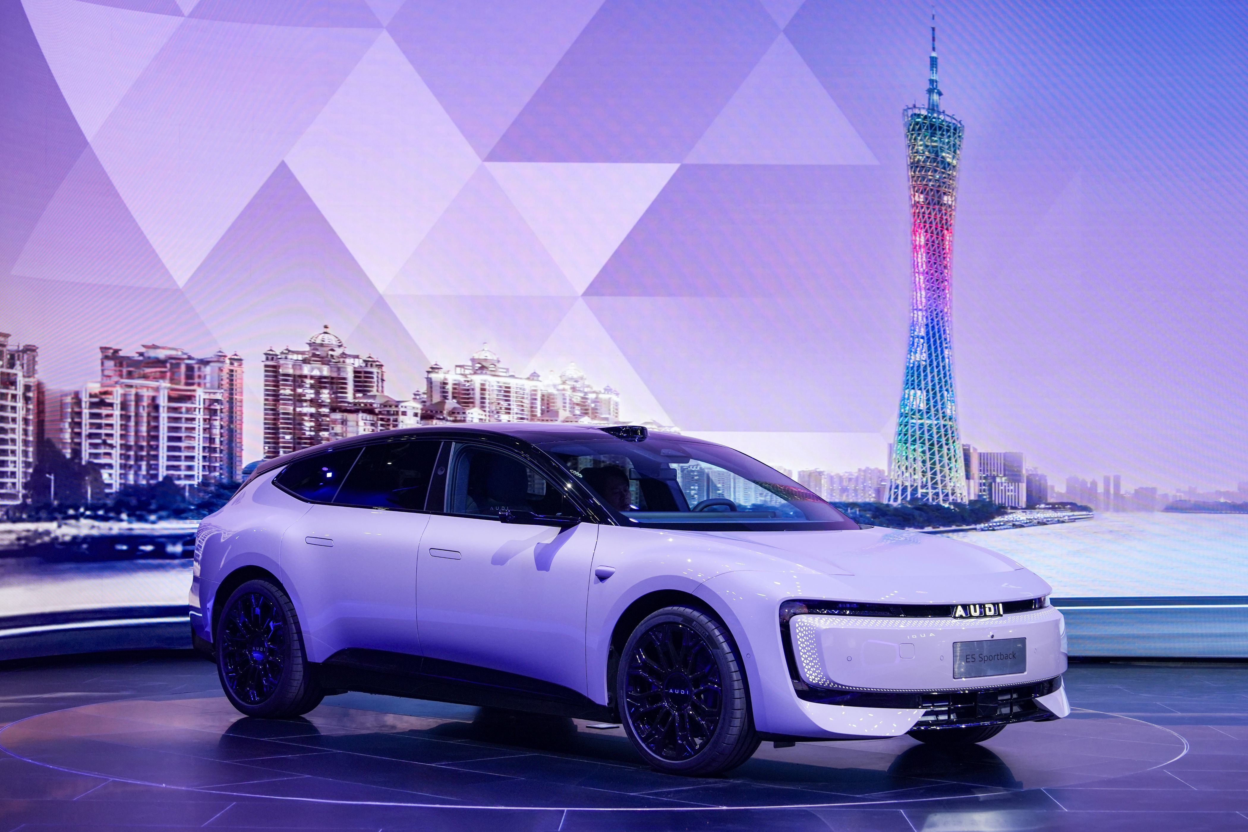 Guangzhou Auto Show | Audi E5 and A5 make their global debut at the Audi SUV concept car, leading the way in Guangzhou's automotive market.