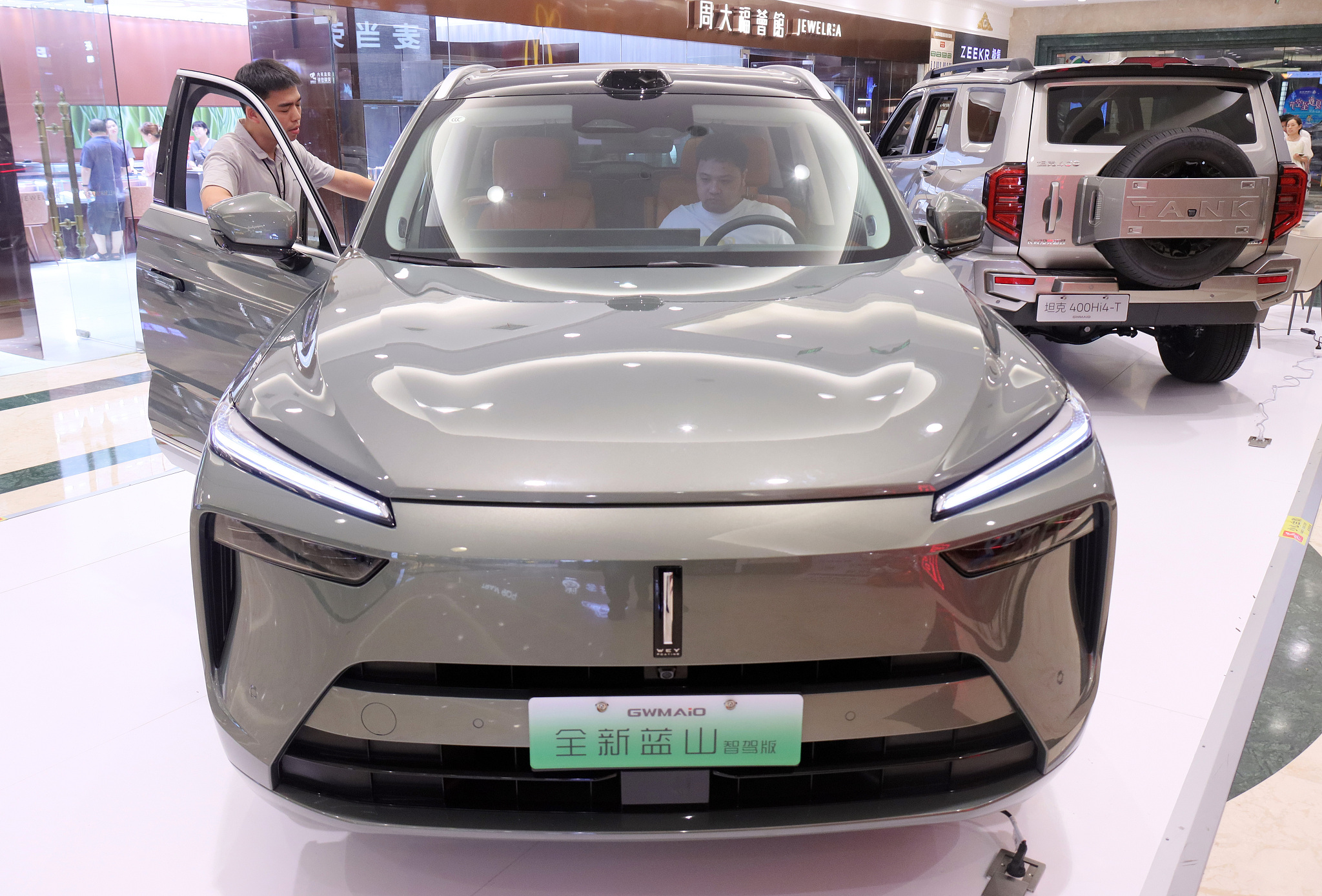 Wei Jianjun insists that Wei brand will not give up and maintains that traffic does not equate to product value, but it is clear that time is not on his side.