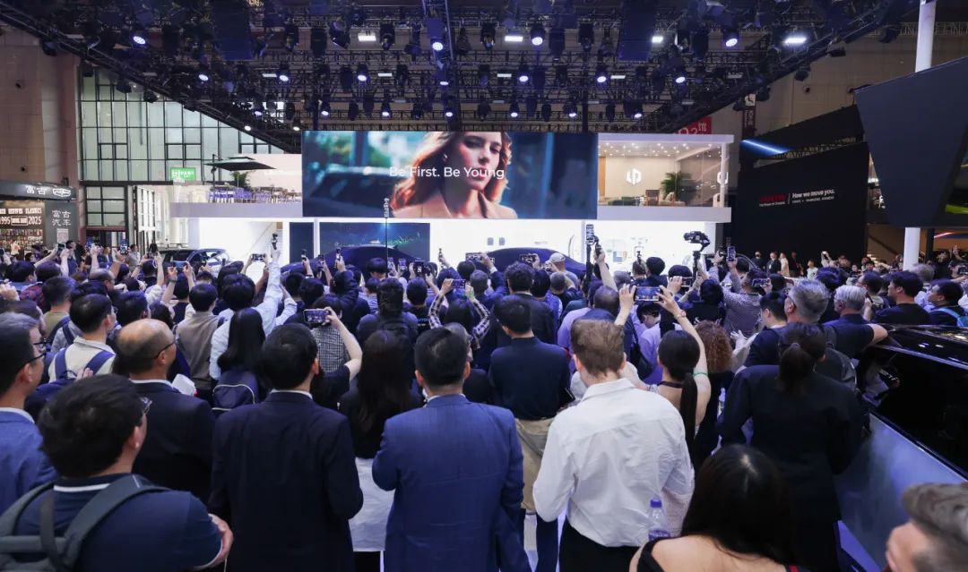 Leapmotor B01 Debuts as 150,000 Yuan Value Smart Sedan