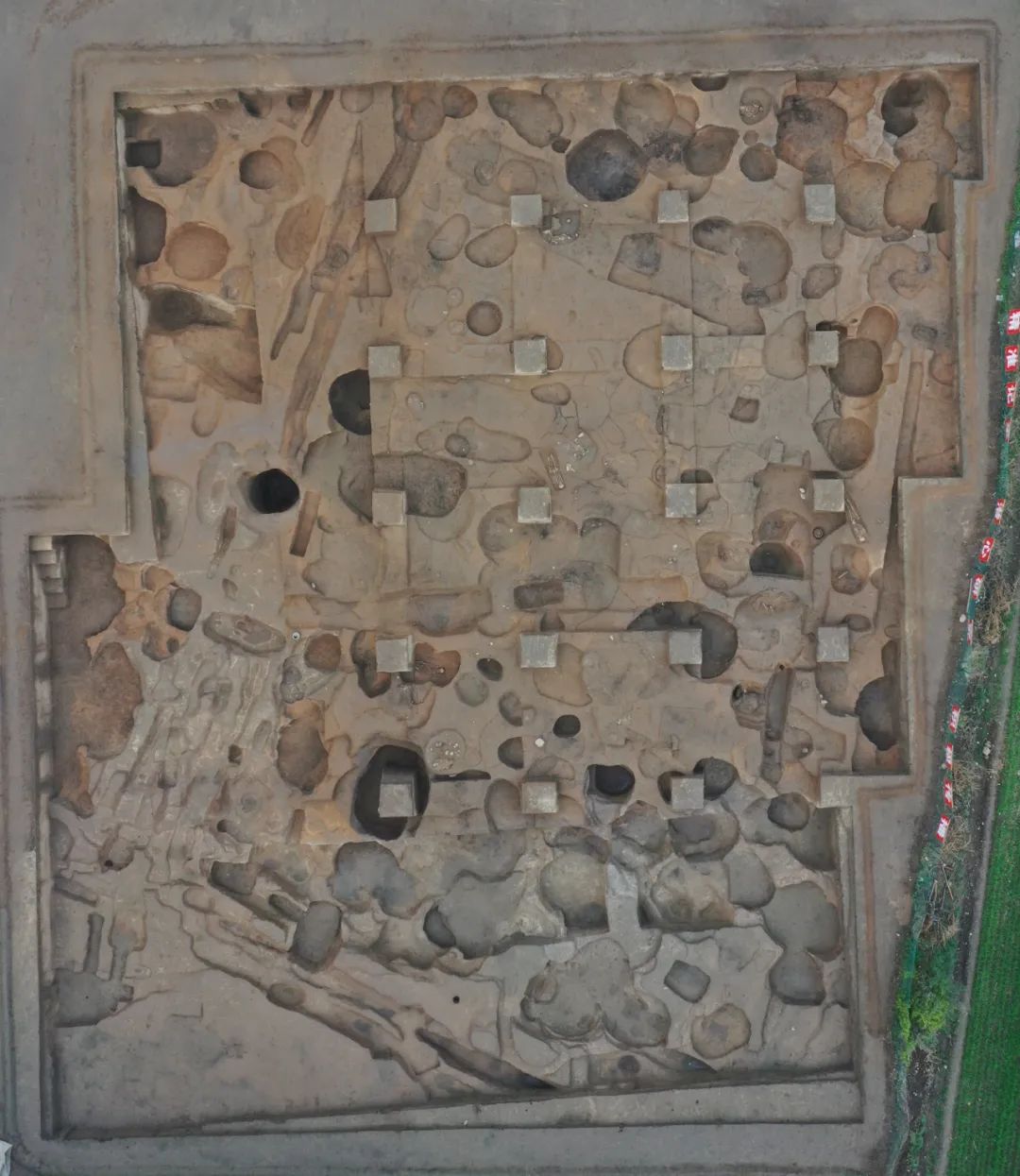 This is the panorama of the large-scale sacrificial ruins at the Wadian site.