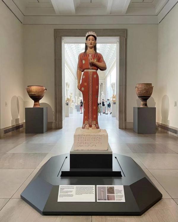 In the exhibition hall of the Metropolitan Museum, the color-reconstructed