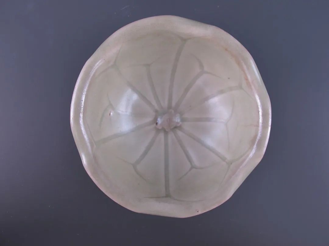 Yuan Longquan celadon celadon bowl with lotus leaf with tortoise heart in the collection of Zhejiang Provincial Museum