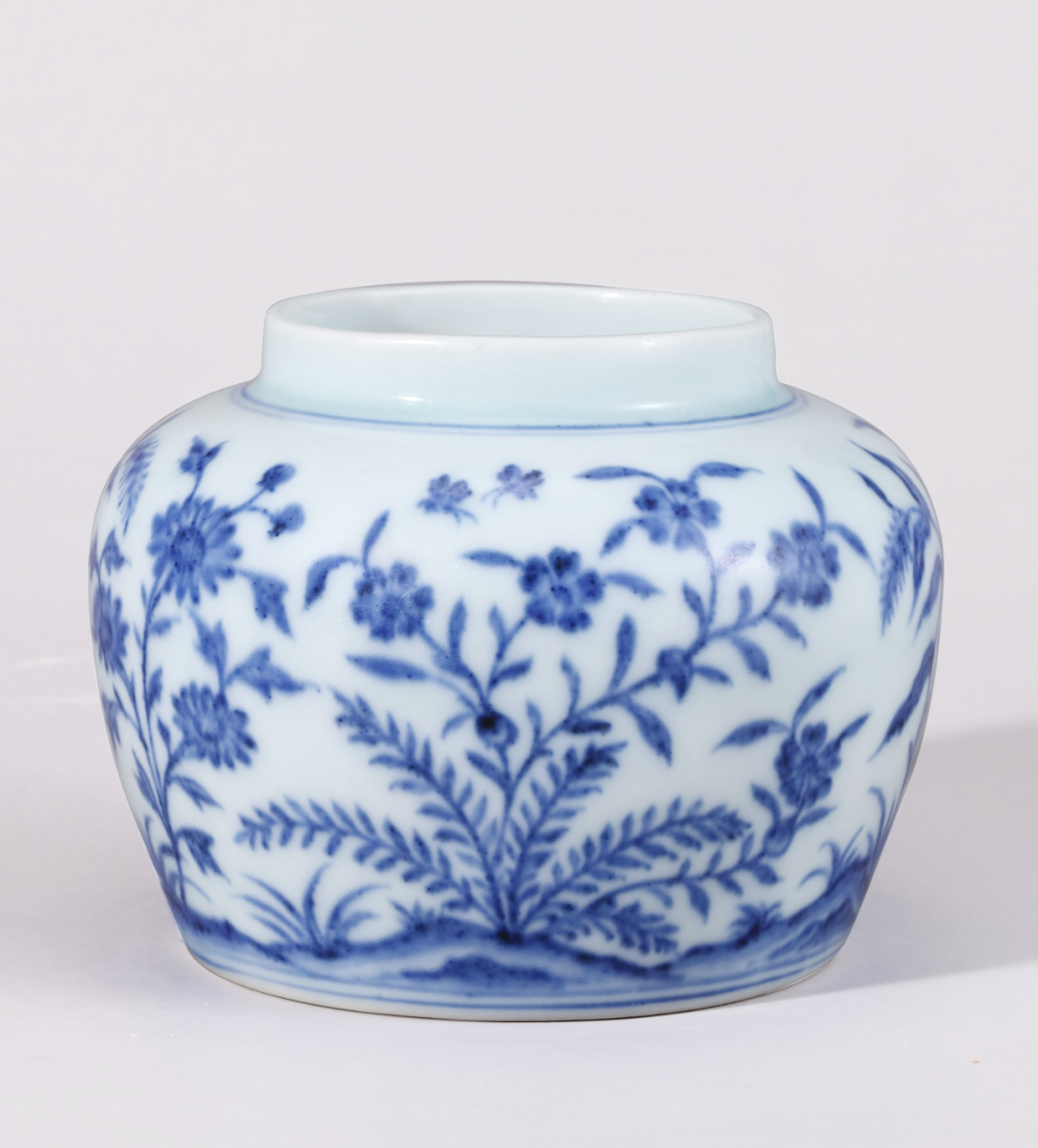 Ming Chenghua blue and white nine-autumn jar