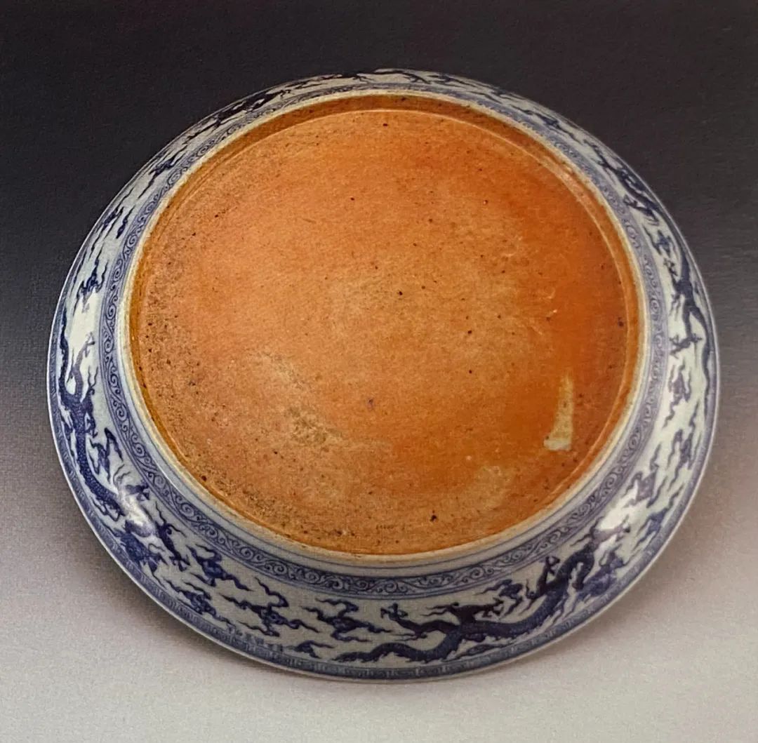 Ming Xuande, blue and white with white and dark engraved dragon pattern on the waves, collected by Shanghai Museum