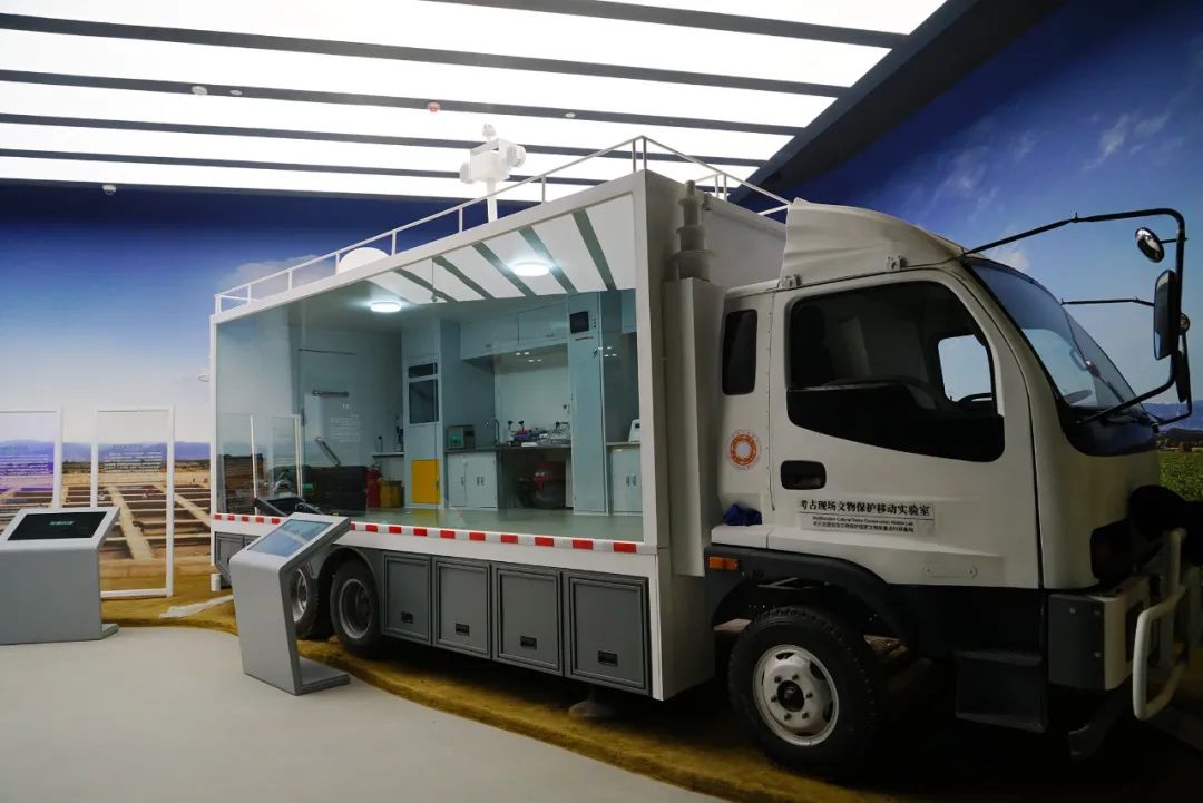 Archaeological site cultural relic protection mobile laboratory model