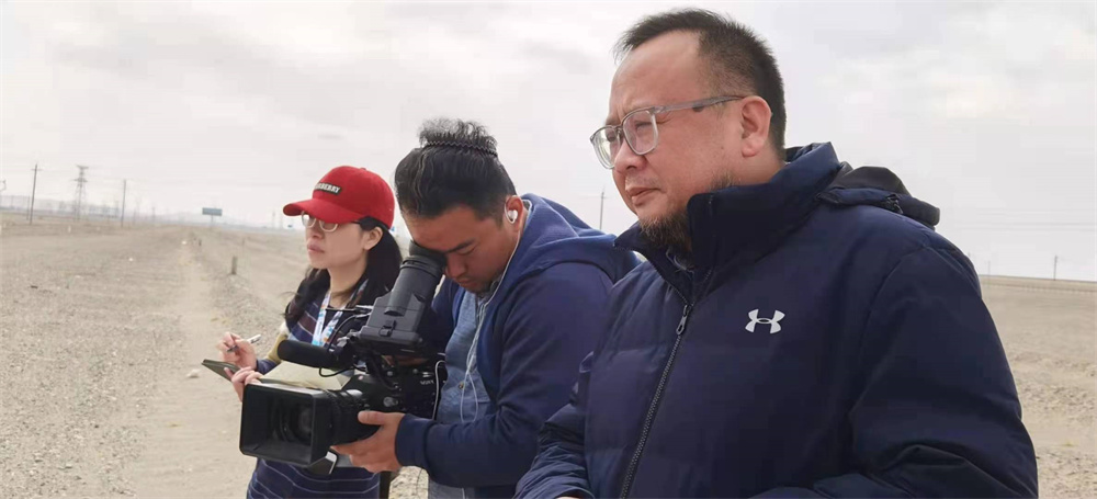 Wang Shengzhi at work (first from right)