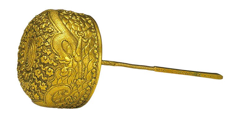 The Yunlong Golden Hairpin of the Imperial Palace, the second Shang Dynasty (15th-16th century), the Okinawa Prefectural Museum and Art Museum The Yunlong Golden Hairpin is said to be the place of the highest-ranking