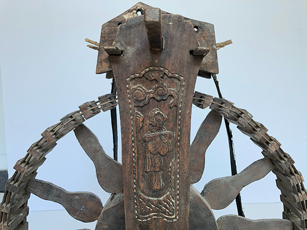 The spinning wheel is carved with the image of an elderly woman holding a cloth with her back slightly hunched. Scholars from the Institute of Folklore Studies at East China Normal University believe that this may be the most credible statue of Huang Daopo ever discovered.