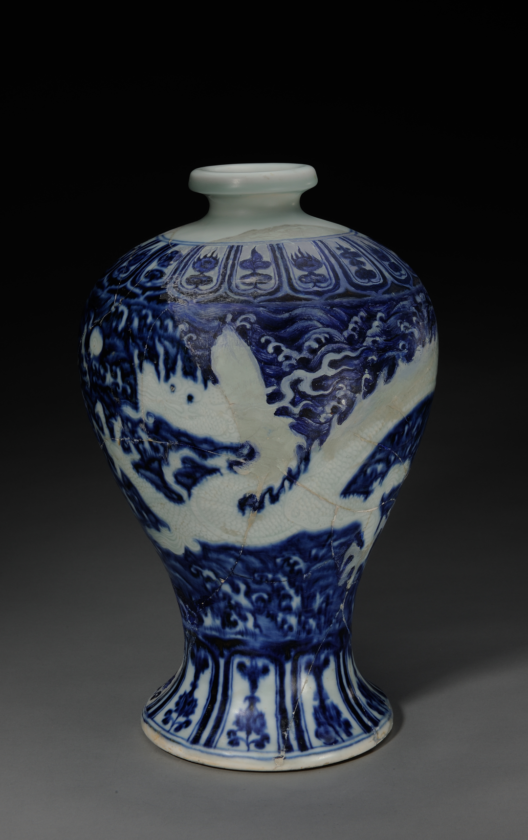 Ming Yongle blue and white sea water and white dragon pattern skimming plum vase unearthed in 1994 at the east gate of the southern foot of Zhushan, Jingdezhen Royal Kiln Museum