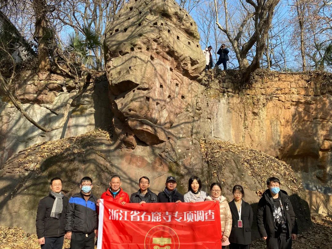 Group photo of the investigation team in front of the statue of the Great Buddha Temple in Baotou Mountain during the