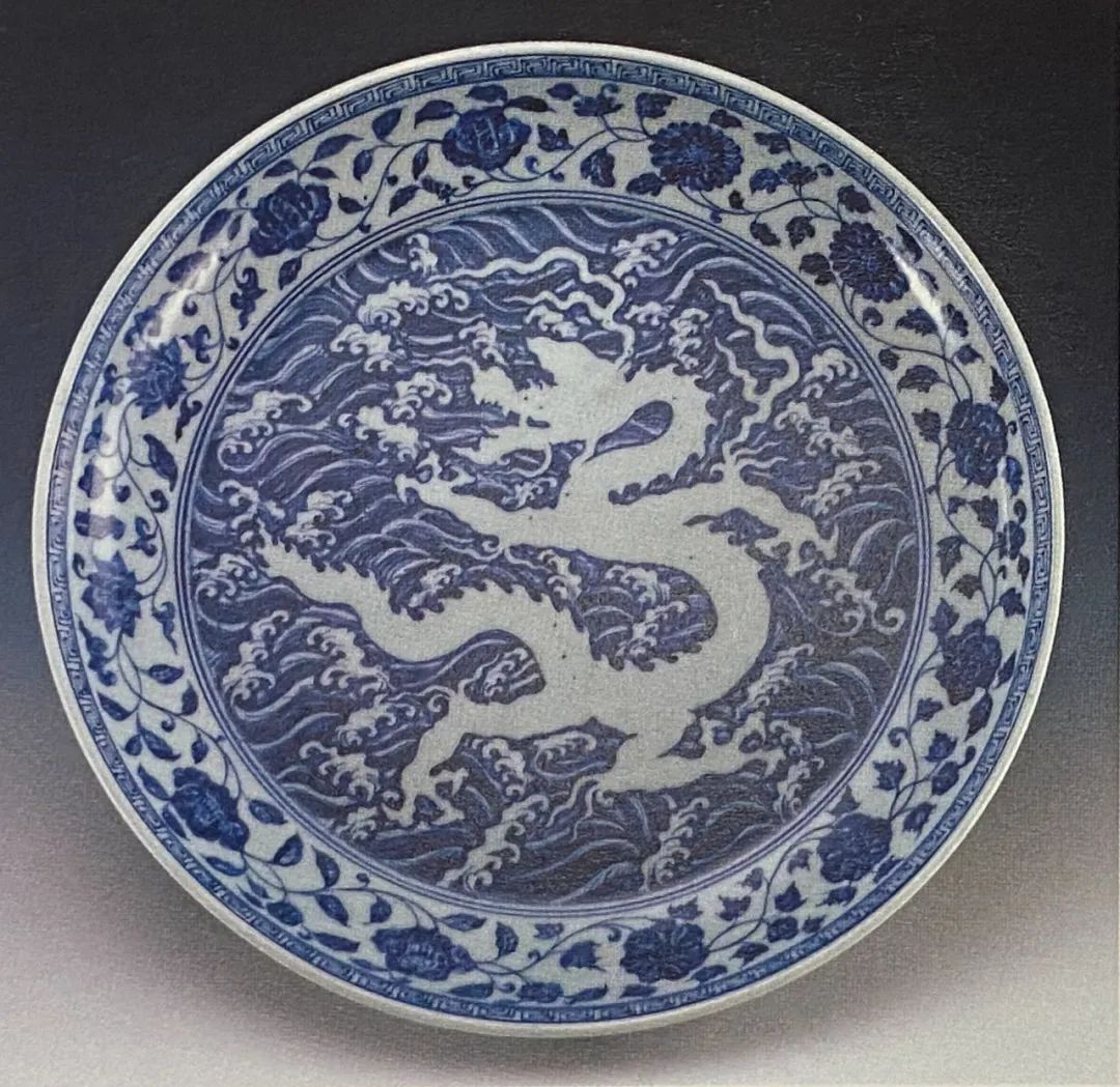 Ming Xuande, blue and white with white and dark engraved dragon pattern on the waves, collected by Shanghai Museum