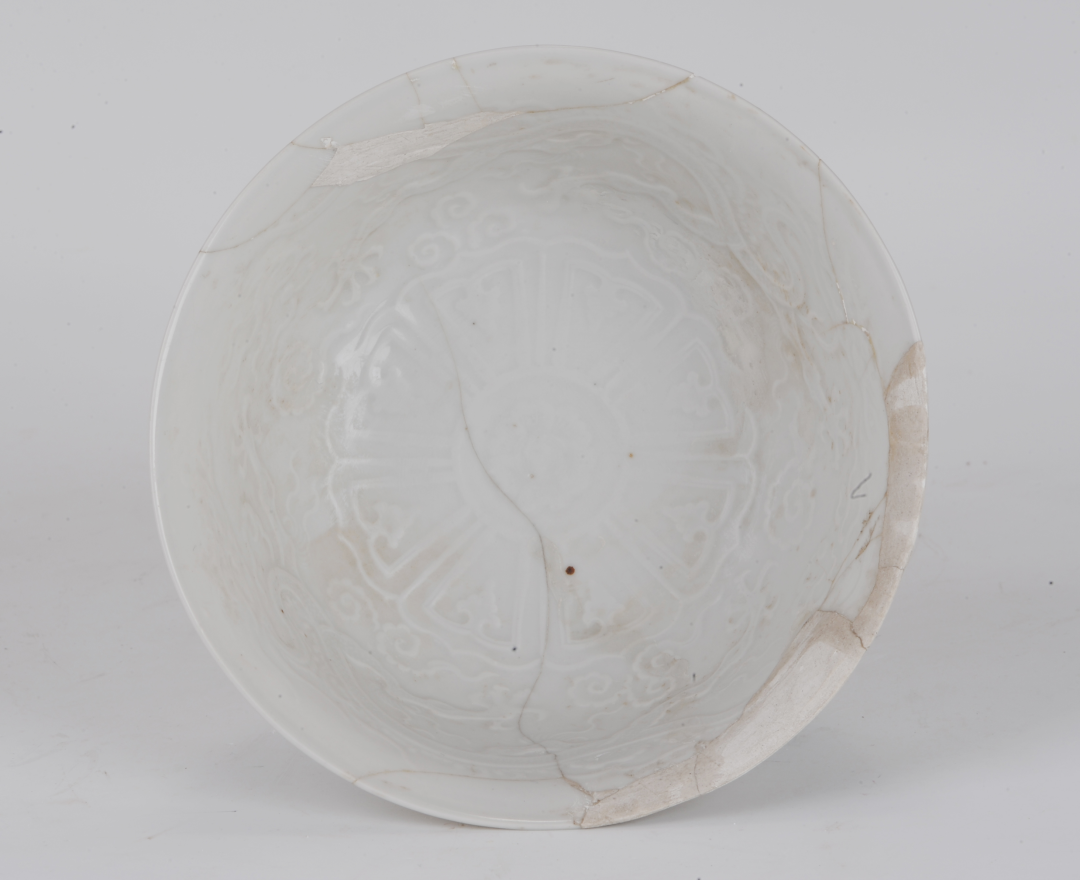 Yuan egg white glaze printed dragon pattern target cup unearthed in 1988 on the scenic road on the north side of Zhushan Mountain in the royal kiln, in the collection of Jingdezhen Royal Kiln Museum