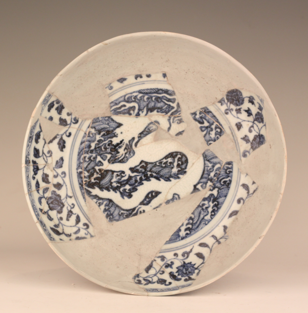 Ming Yongle Blue and White Sea Cone and White Dragon Plate Unearthed in 1993 from Imperial Kiln Pearl Mountain Collection of Jingdezhen Imperial Kiln Museum