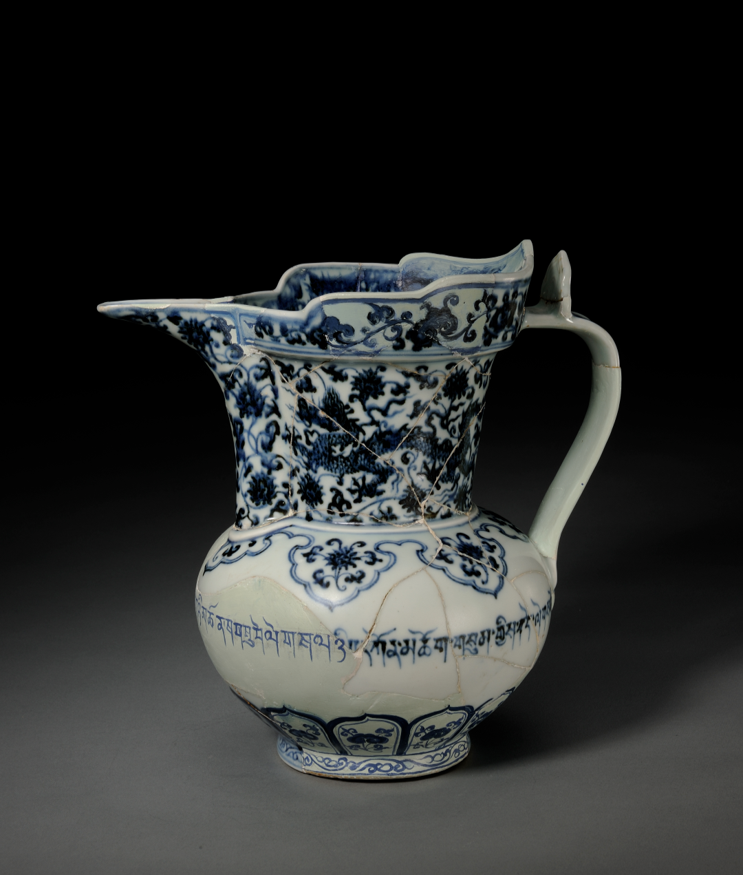A blue-and-white monk's hat pot in Xuande, Ming Dynasty, unearthed from Zhushan Mountain in Royal Kiln in 1983, in the collection of Jingdezhen Royal Kiln Museum