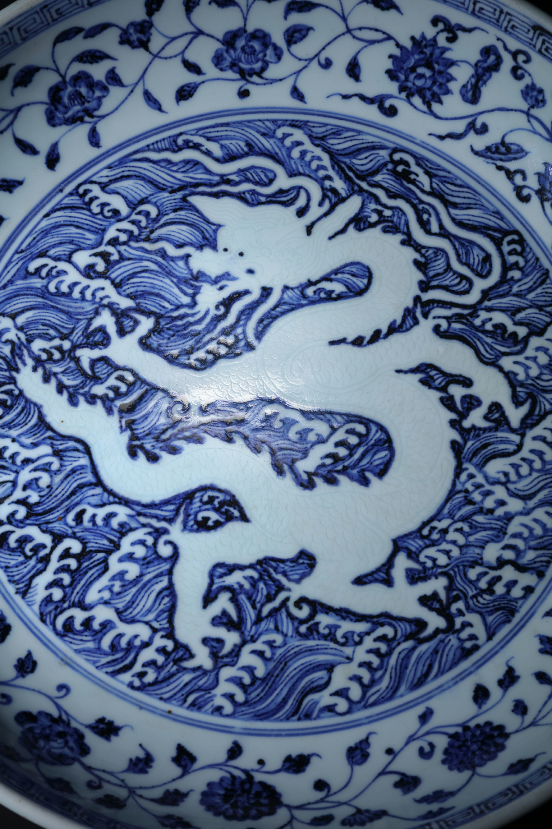 Ming Yongle blue and white white and dark engraved dragon pattern large wave plate (detail)