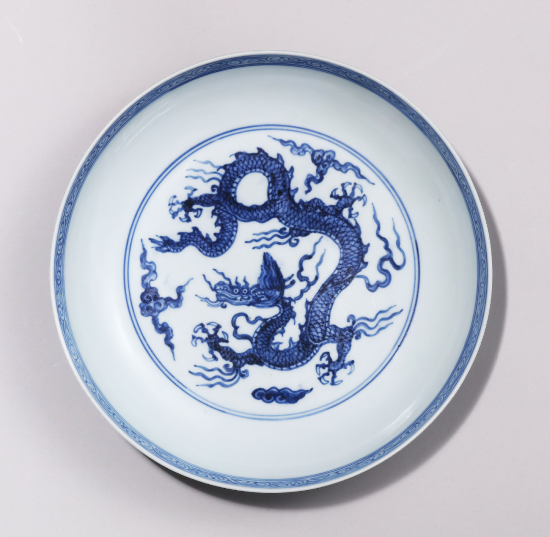 Ming Hongzhi A Blue and White Blue and White Plate with Cloud Patterns and Cloud Patterns Outside