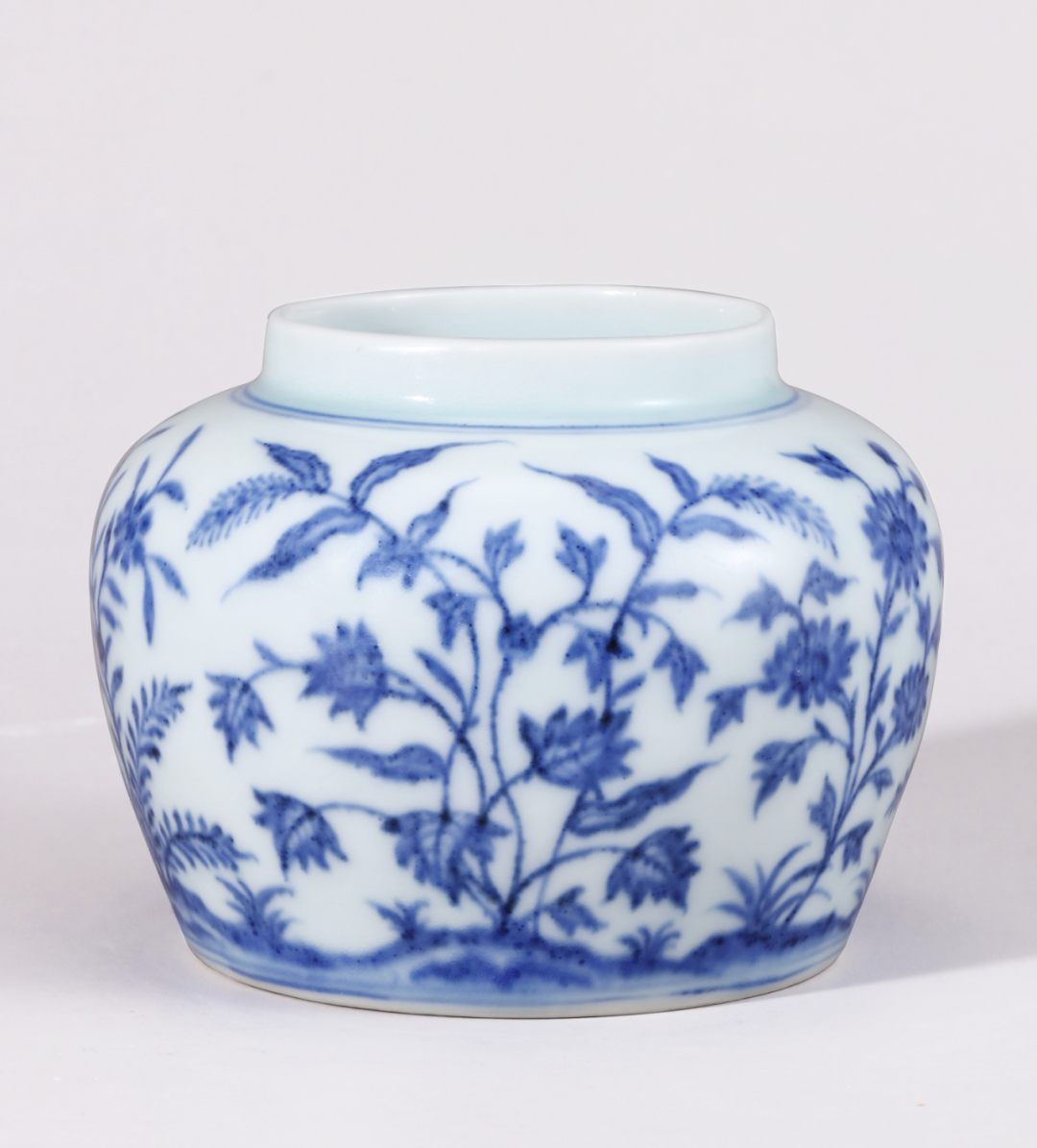 Ming Chenghua blue and white nine-autumn jar
