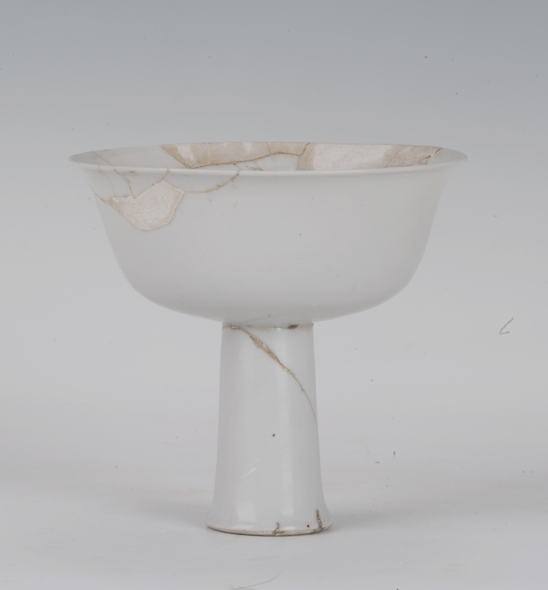Yuan egg white glaze printed dragon pattern target cup unearthed in 1988 on the scenic road on the north side of Zhushan Mountain in the royal kiln, in the collection of Jingdezhen Royal Kiln Museum