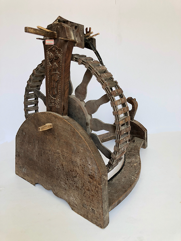 The three-spindle spinning wheel collected by the Maritime Museum of East China Normal University