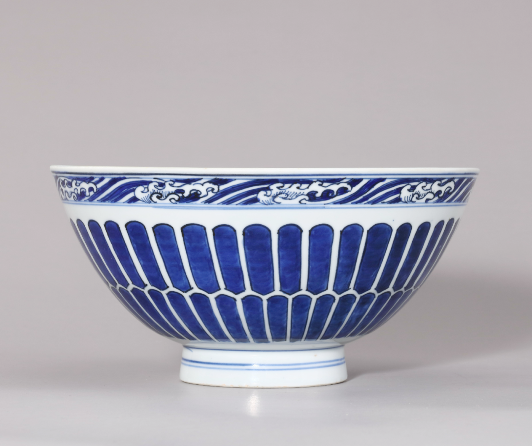 Ming Wanli Imitation Xuan kiln blue and white bowl with lotus petal pattern and flower pattern inside