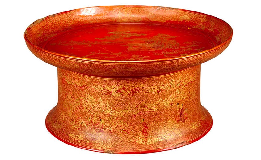 A vermilion lacquer landscape figure with foot basin, the second Shang Dynasty (16-17th century), in the collection of the Urasoe City Museum of Art in Okinawa; a unique shape of the foot basin in Ryukyu. The surface of the vessel is made of vermilion lacquer, and the carvings are decorated with the technique of immersion gold folded in gold foil, showing the famous people living in the mountains and forests.