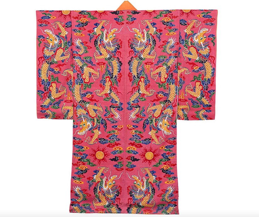 Red Jewel Ruiyun pattern jacket, the second Shang Dynasty (18-19th century), Okinawa Naha City Museum of History, National Treasure; royal boy's clothes, on which the double dragon pattern of jewels symbolizes the royal family. This jacket uses Ryukyu's unique weaving and dyeing process -