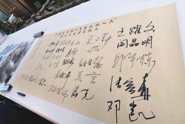 Chinese writers went to Shibadong Village for field research and interviews. The press reporter Luo Xintu