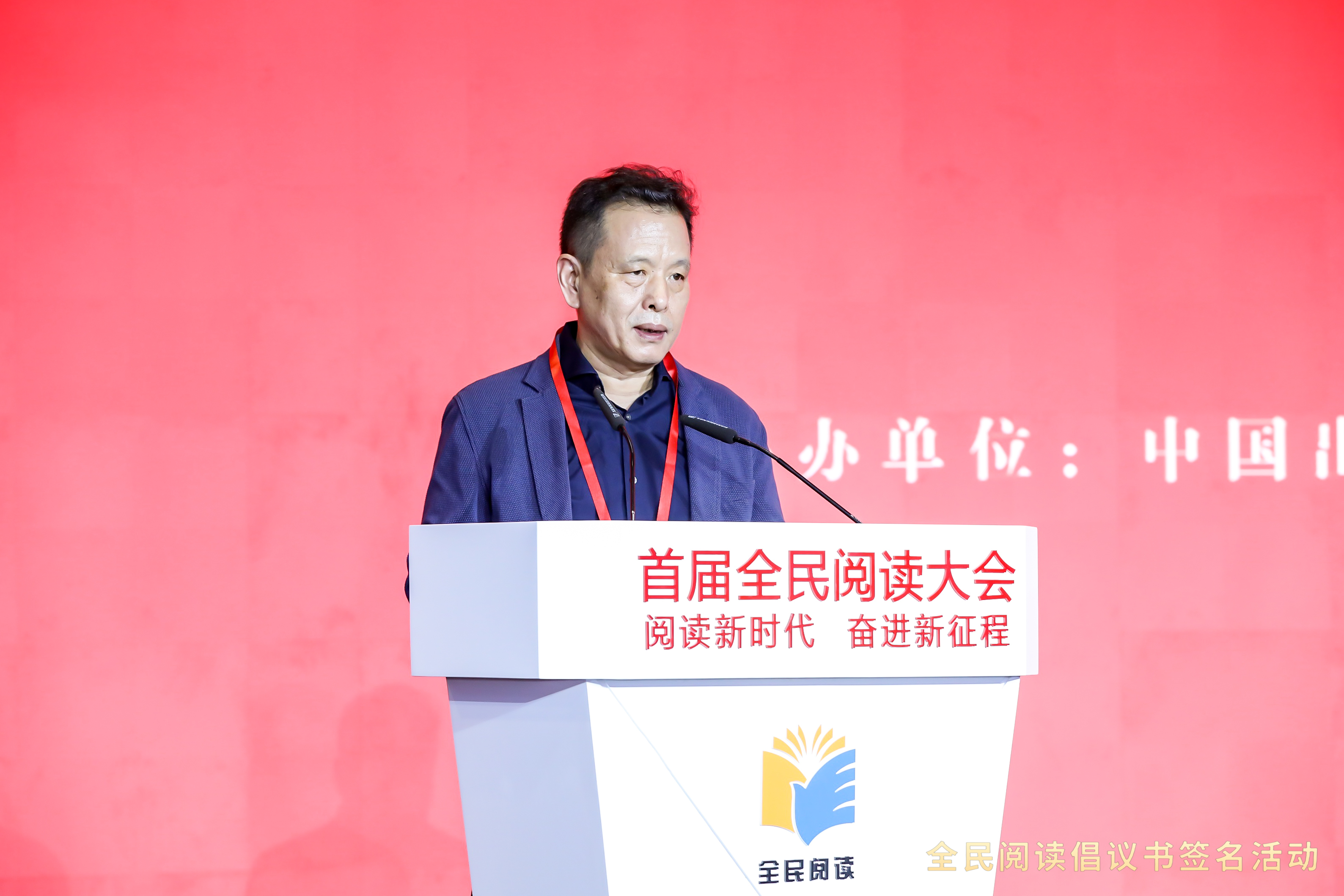 Li Jingze, vice-chairman of the Chinese Writers Association and secretary of the secretariat, issued an initiative to national writers to carry out national reading